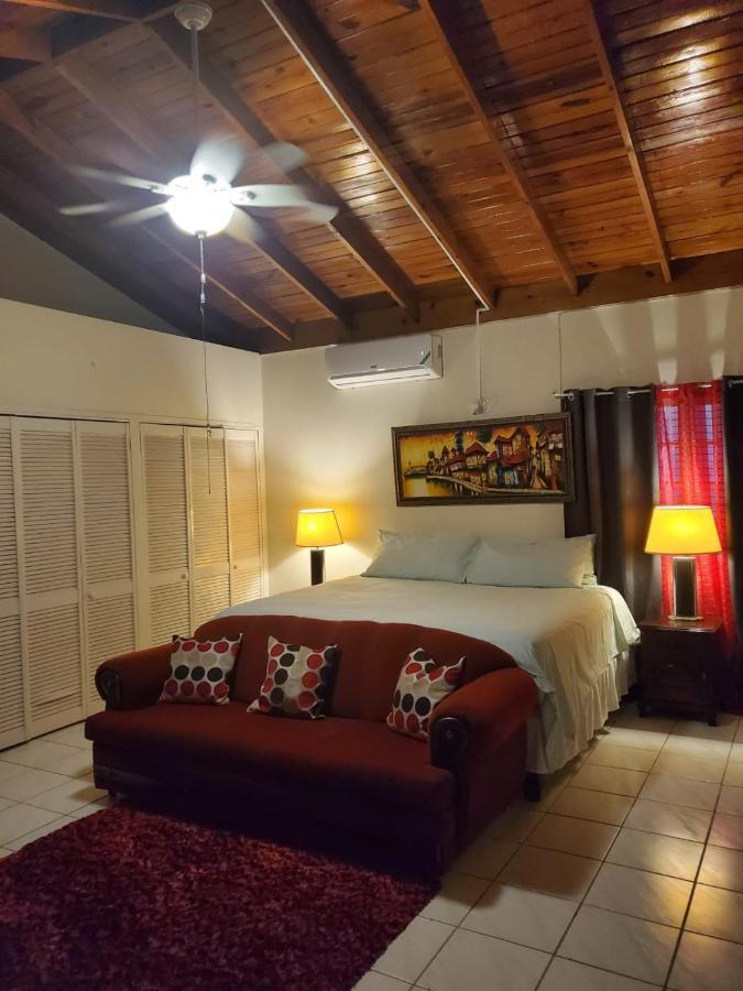 876 Ja Oasis & Homestay - By Kingston Airport Exterior photo