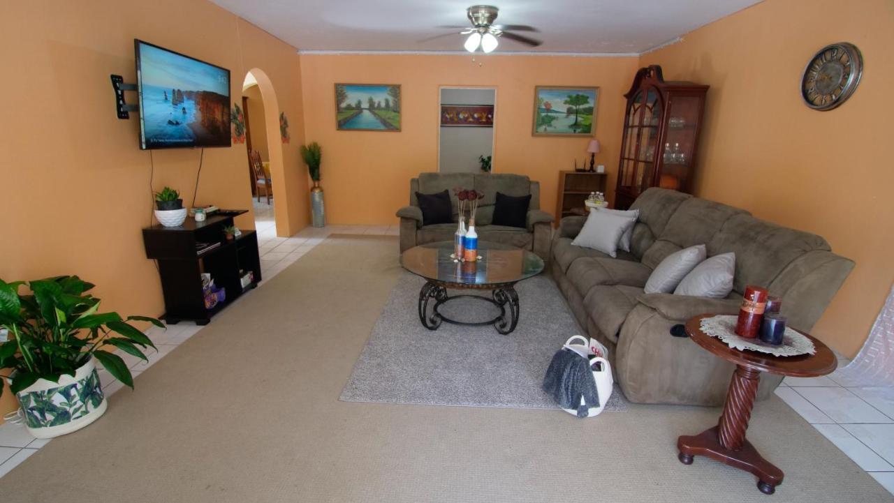 876 Ja Oasis & Homestay - By Kingston Airport Exterior photo