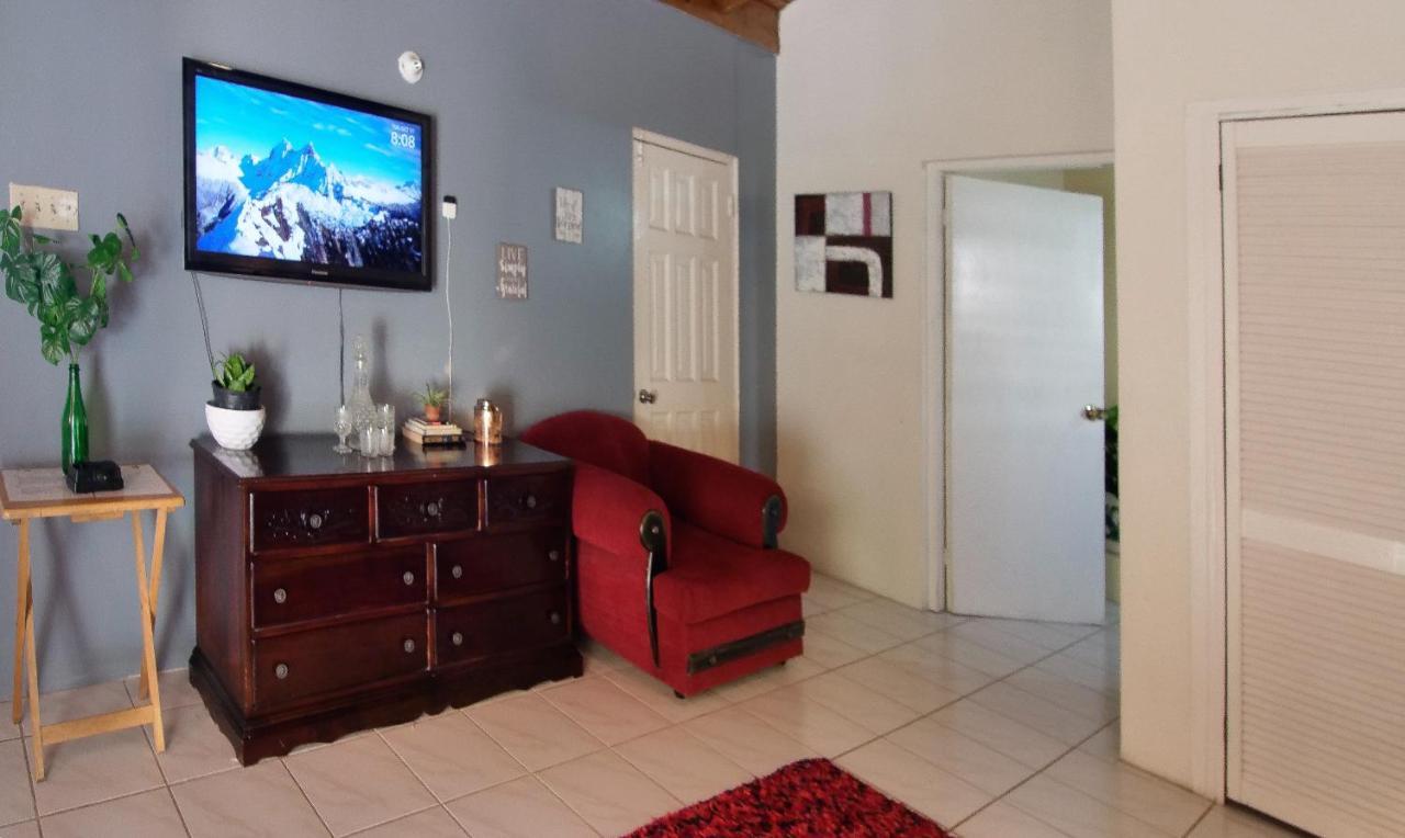 876 Ja Oasis & Homestay - By Kingston Airport Exterior photo
