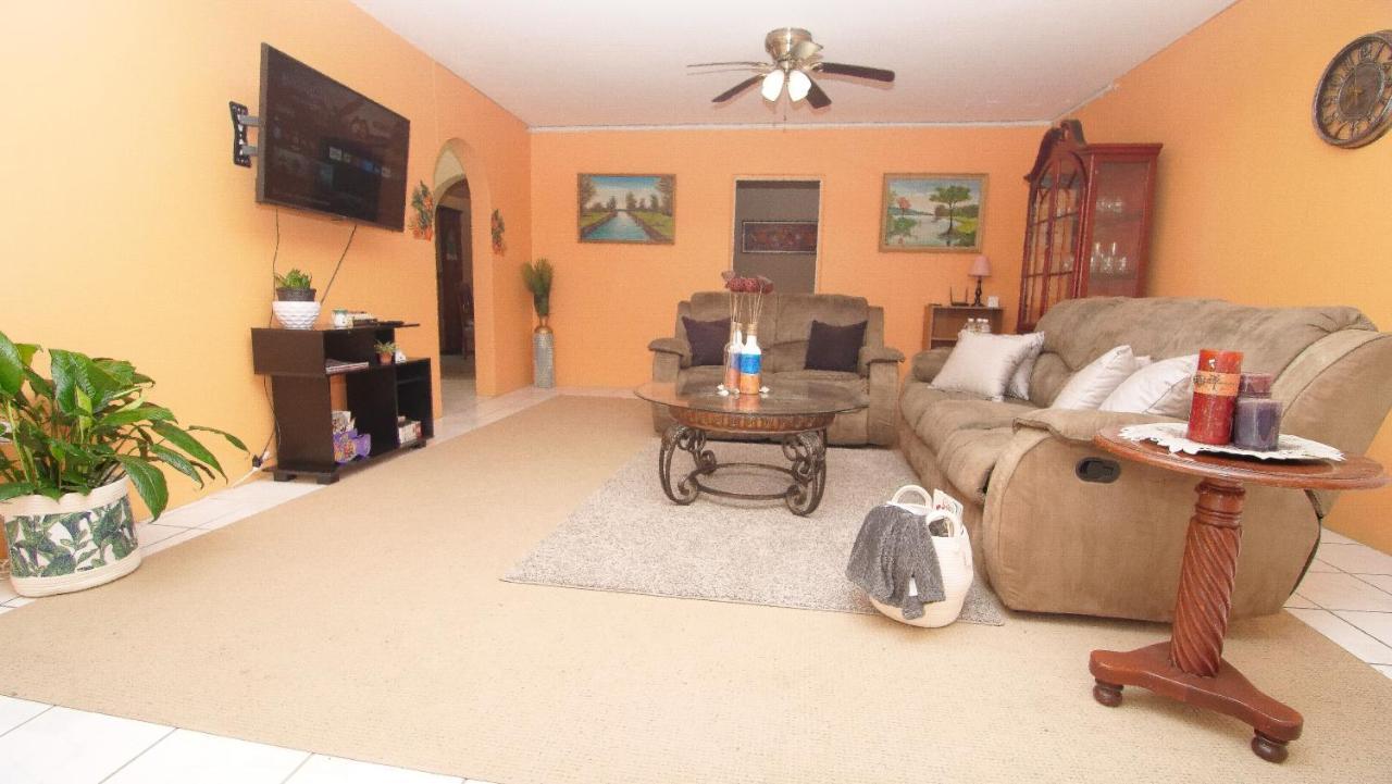 876 Ja Oasis & Homestay - By Kingston Airport Exterior photo