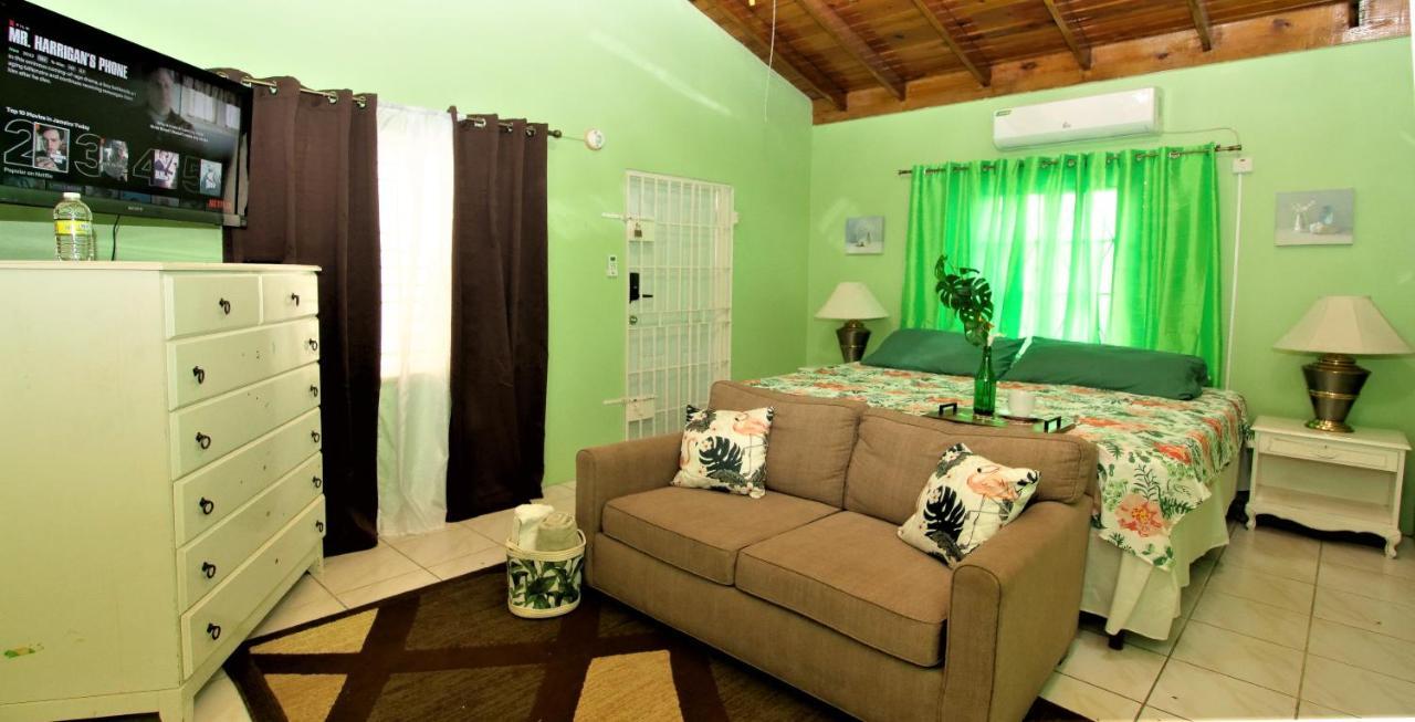 876 Ja Oasis & Homestay - By Kingston Airport Exterior photo
